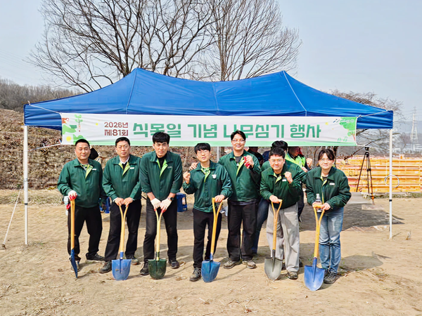 동화기업, 아산시 나무심기 행사 참여… 탄소중립 실천에 동참